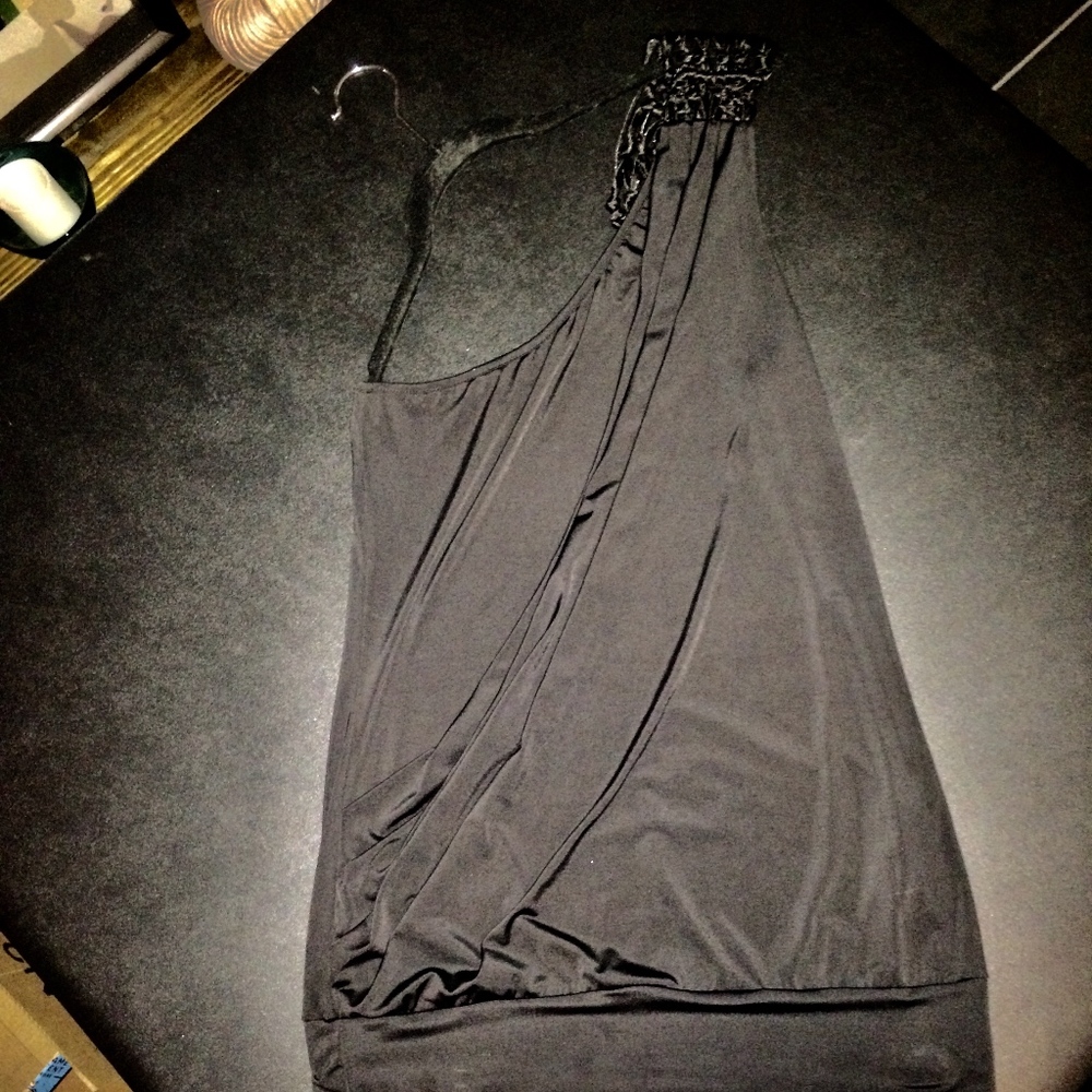 BLACK ONE-SHOULDER TOP M